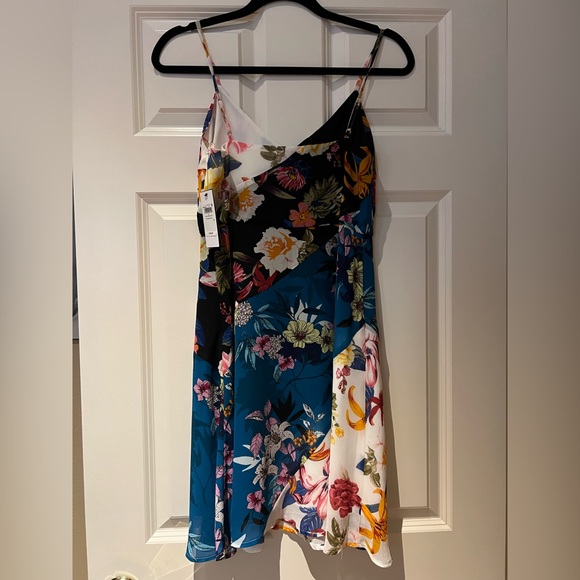 Brand new Guess Floral Print Dress Size 2 - Picture 4 of 8